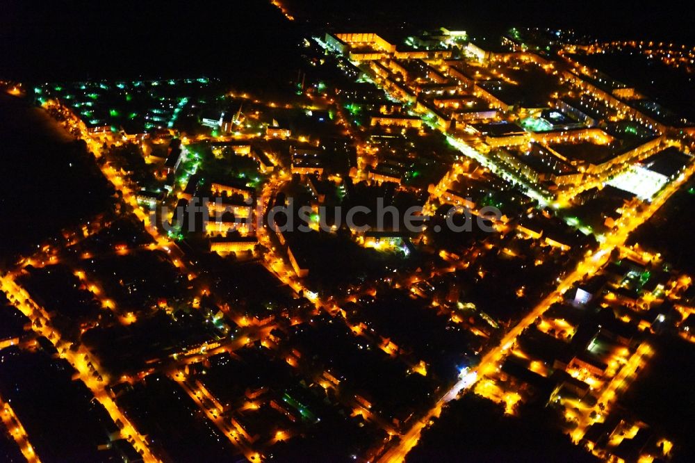 Güstrow bei Nacht aus der Vogelperspektive: Nachtluftbild Stadtansicht vom Innenstadtbereich in Güstrow im Bundesland Mecklenburg-Vorpommern, Deutschland