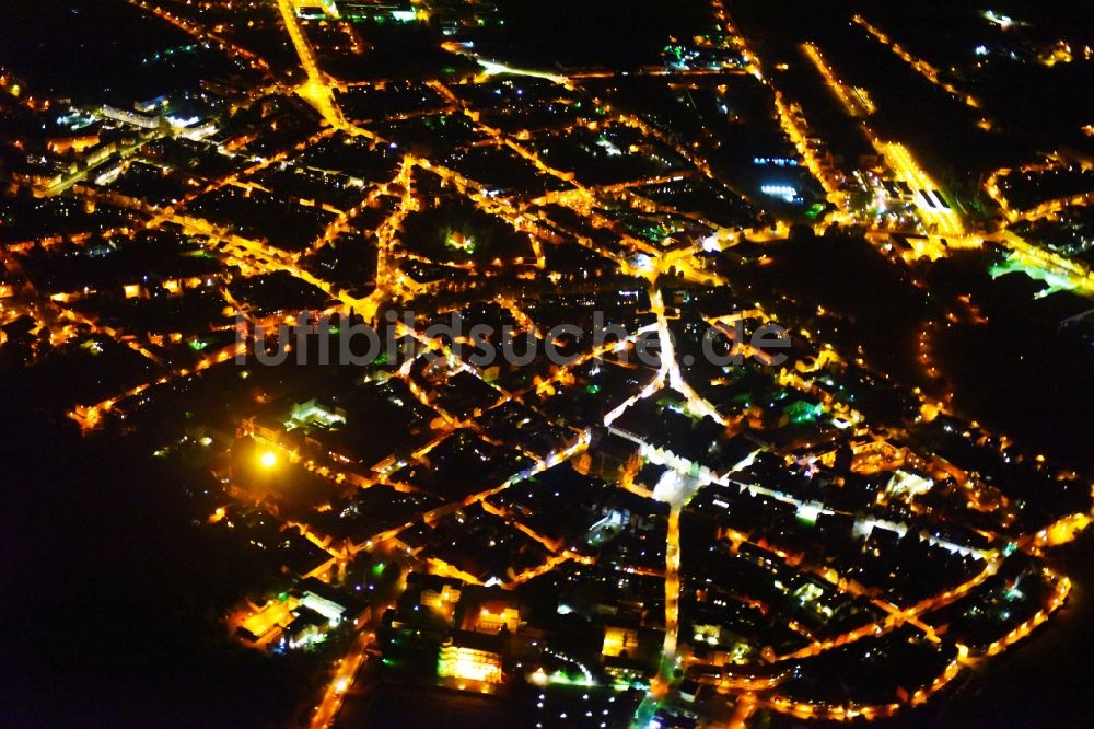 Nacht-Luftaufnahme Güstrow - Nachtluftbild Stadtansicht vom Innenstadtbereich in Güstrow im Bundesland Mecklenburg-Vorpommern, Deutschland