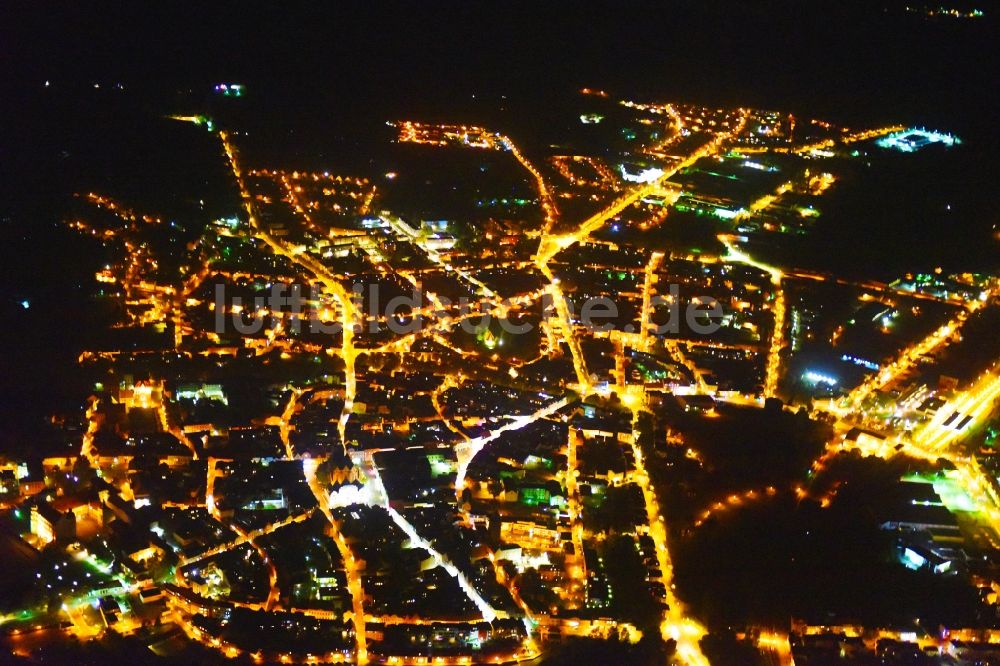 Güstrow bei Nacht von oben - Nachtluftbild Stadtansicht vom Innenstadtbereich in Güstrow im Bundesland Mecklenburg-Vorpommern, Deutschland