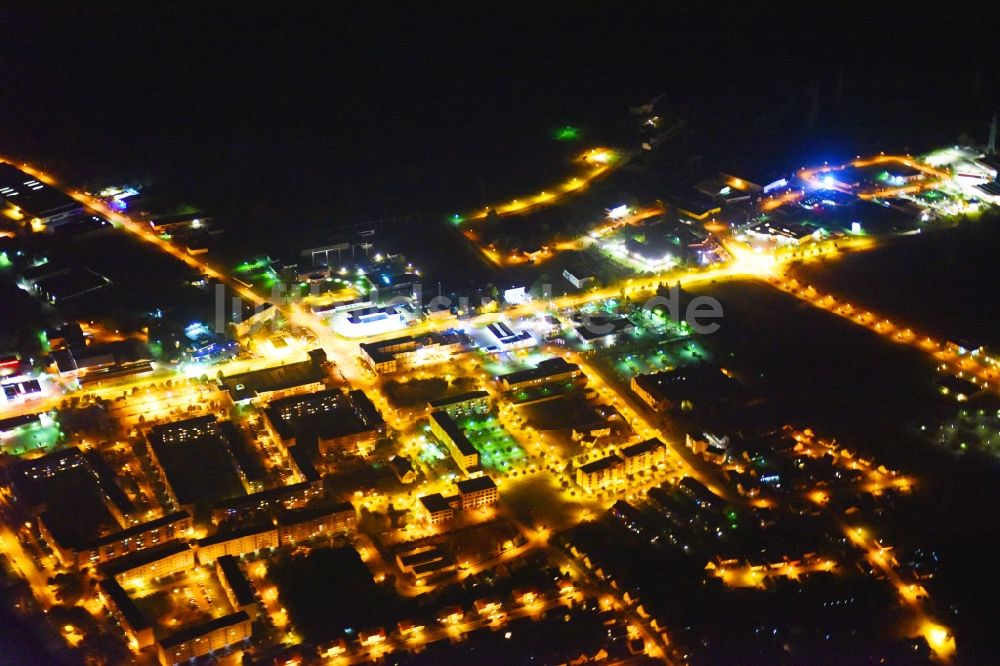 Güstrow bei Nacht aus der Vogelperspektive: Nachtluftbild Stadtansicht vom Innenstadtbereich in Güstrow im Bundesland Mecklenburg-Vorpommern, Deutschland