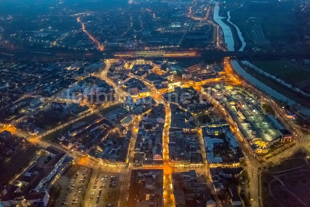 Nacht-Luftaufnahme Hamm - Nachtluftbild Stadtansicht vom Innenstadtbereich in Hamm im Bundesland Nordrhein-Westfalen, Deutschland