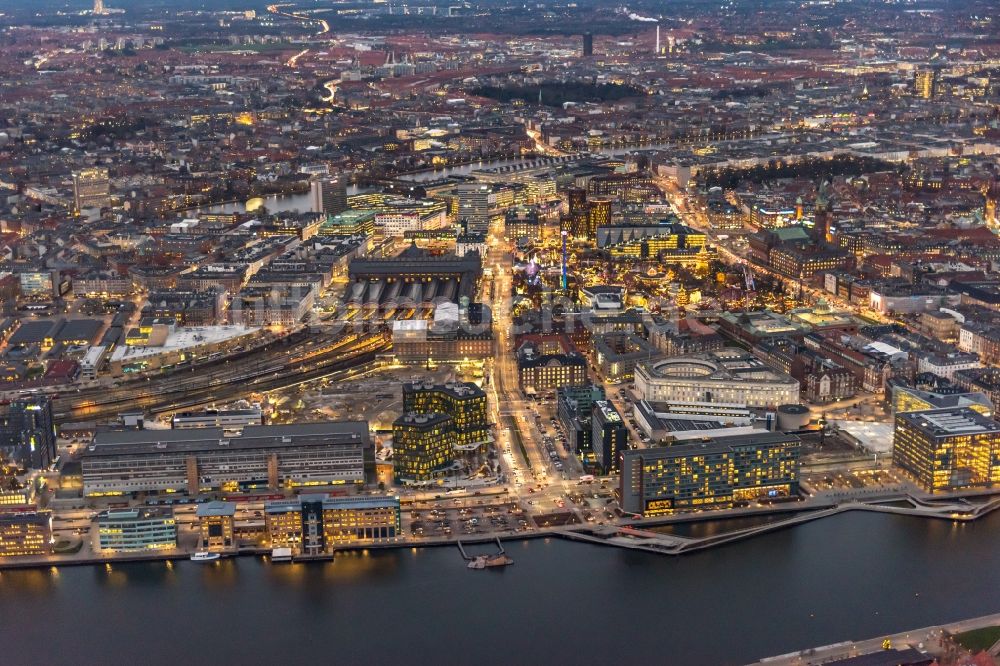 Nachtluftbild Kopenhagen - Nachtluftbild Stadtansicht vom Innenstadtbereich Kobenhavns Haven im Ortsteil Christianshavn in Kopenhagen in Hovedstaden, Dänemark