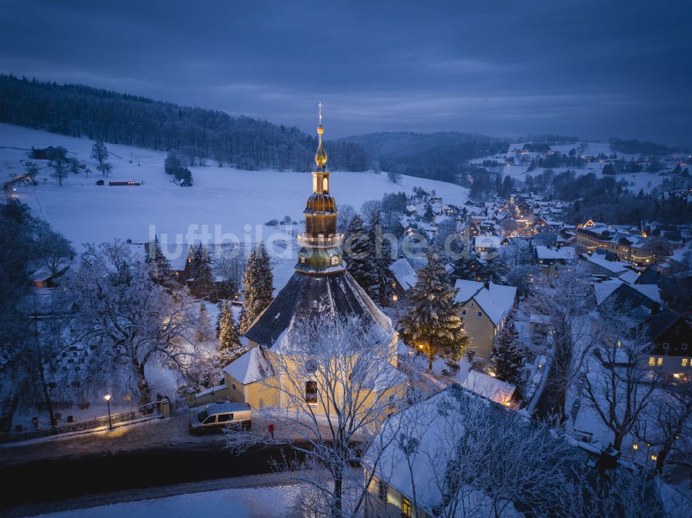 Nacht-Luftaufnahme Kurort Seiffen/Erzgeb. - Nachtluftbild Stadtansicht vom Innenstadtbereich in Kurort Seiffen/Erzgeb. im Bundesland Sachsen, Deutschland