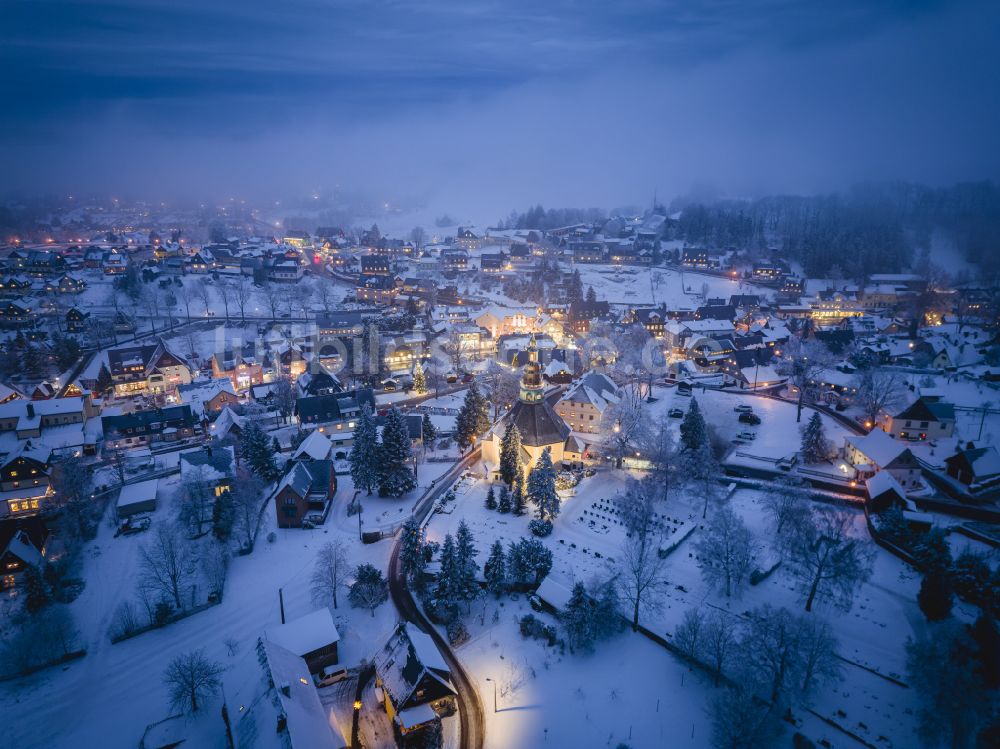 Kurort Seiffen/Erzgeb. bei Nacht von oben - Nachtluftbild Stadtansicht vom Innenstadtbereich in Kurort Seiffen/Erzgeb. im Bundesland Sachsen, Deutschland