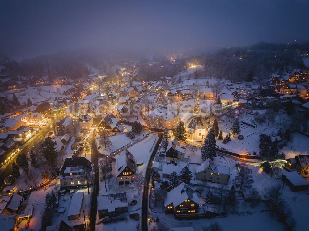 Kurort Seiffen/Erzgeb. bei Nacht aus der Vogelperspektive: Nachtluftbild Stadtansicht vom Innenstadtbereich in Kurort Seiffen/Erzgeb. im Bundesland Sachsen, Deutschland