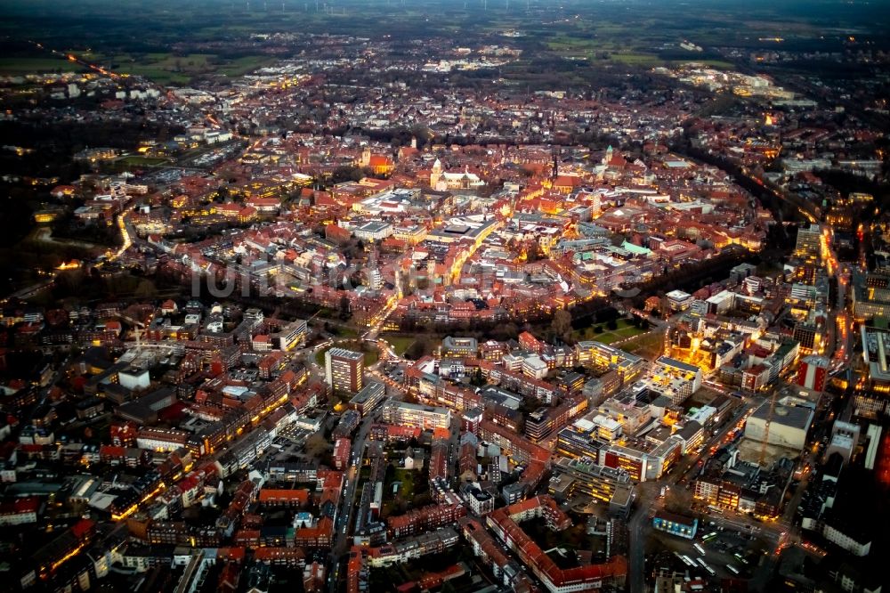 Nacht-Luftaufnahme Münster - Nachtluftbild Stadtansicht vom Innenstadtbereich in Münster im Bundesland Nordrhein-Westfalen, Deutschland