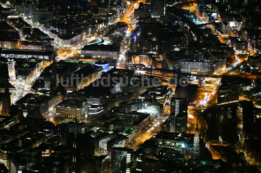 Nacht-Luftaufnahme Hamburg - Nachtluftbild Stadtansicht vom Innenstadtbereich im Ortsteil Altstadt in Hamburg, Deutschland