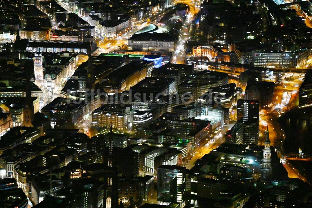 Hamburg bei Nacht aus der Vogelperspektive: Nachtluftbild Stadtansicht vom Innenstadtbereich im Ortsteil Altstadt in Hamburg, Deutschland