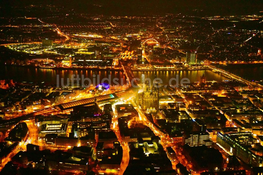 Köln bei Nacht von oben - Nachtluftbild Stadtansicht vom Innenstadtbereich im Ortsteil Zentrum in Köln im Bundesland Nordrhein-Westfalen, Deutschland