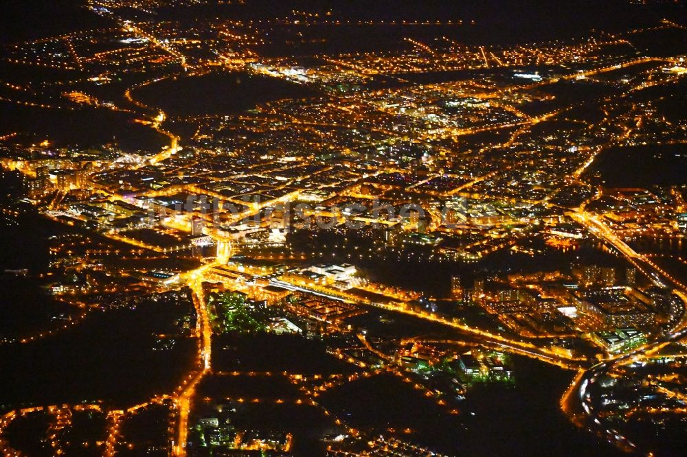 Potsdam bei Nacht aus der Vogelperspektive: Nachtluftbild Stadtansicht vom Innenstadtbereich in Potsdam im Bundesland Brandenburg, Deutschland