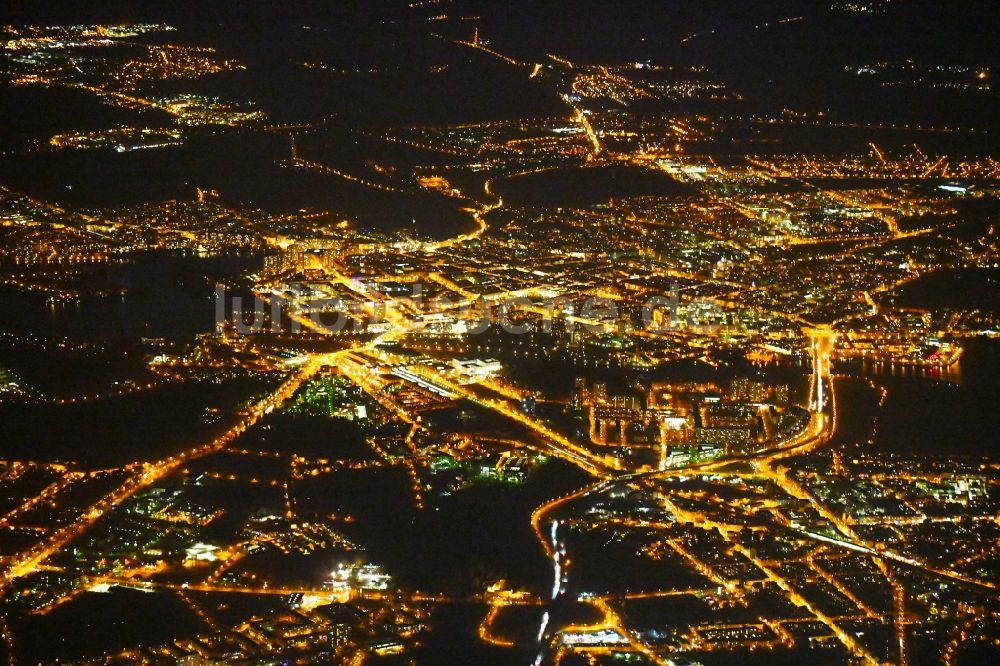 Potsdam bei Nacht aus der Vogelperspektive: Nachtluftbild Stadtansicht vom Innenstadtbereich in Potsdam im Bundesland Brandenburg, Deutschland