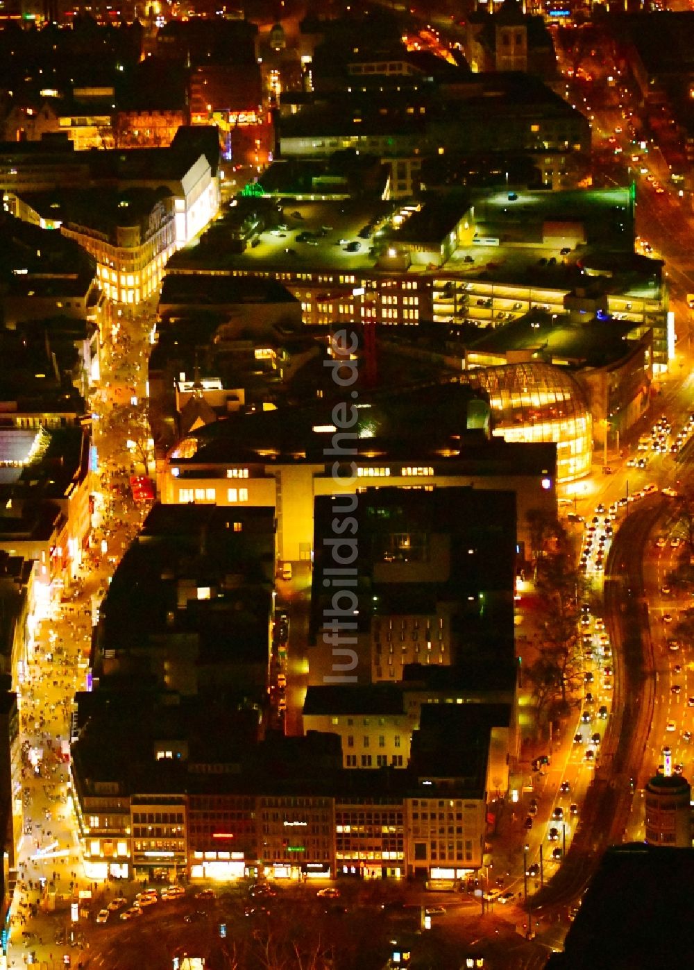 Köln bei Nacht aus der Vogelperspektive: Nachtluftbild Stadtansicht vom Innenstadtbereich Schildergasse - Cäcilienstraße - Neumarkt im Ortsteil Neustadt-Süd in Köln im Bundesland Nordrhein-Westfalen, Deutschland