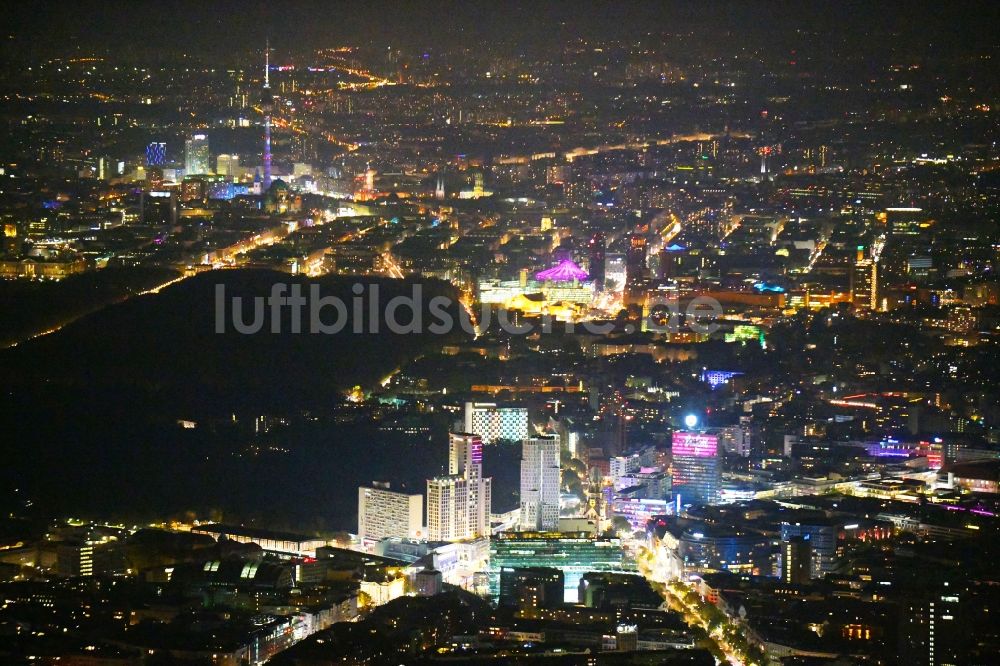 Nachtluftbild Berlin - Nachtluftbild Stadtansicht des Innenstadtbereiches Alexanderplatz - Potsdamer Platz - Zoologischer Garten in Berlin, Deutschland