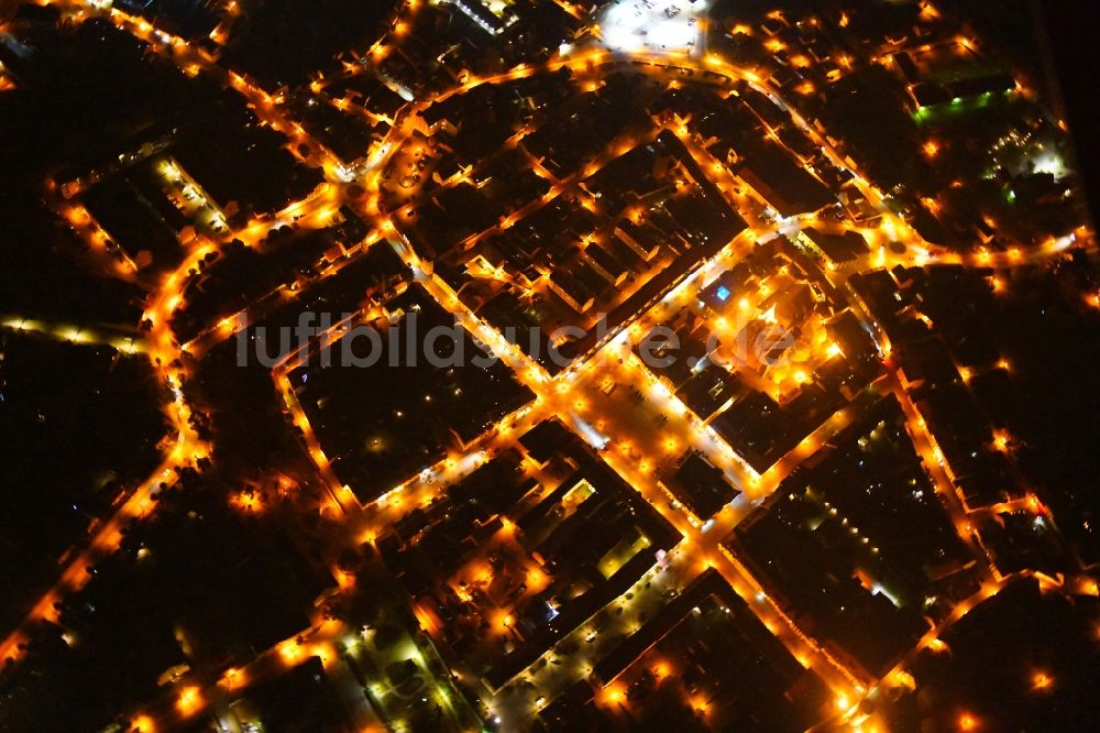 Beeskow bei Nacht aus der Vogelperspektive: Nachtluftbild Stadtansicht des Innenstadtbereiches in Beeskow im Bundesland Brandenburg, Deutschland