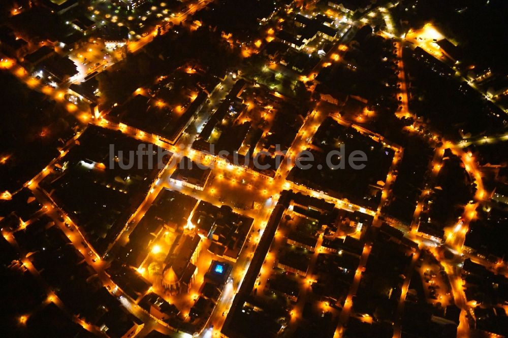 Nachtluftbild Beeskow - Nachtluftbild Stadtansicht des Innenstadtbereiches in Beeskow im Bundesland Brandenburg, Deutschland