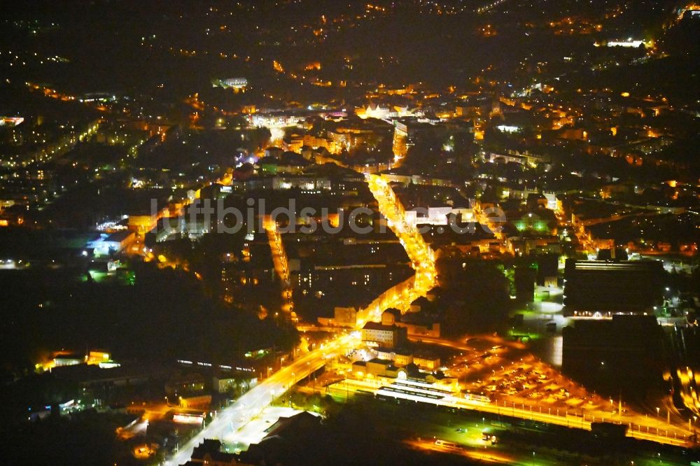 Eberswalde bei Nacht von oben - Nachtluftbild Stadtansicht des Innenstadtbereiches entlang der Bundesstraße B167 in Eberswalde im Bundesland Brandenburg, Deutschland