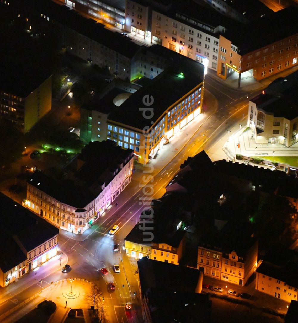 Nachtluftbild Fürstenwalde/Spree - Nachtluftbild Stadtansicht des Innenstadtbereiches entlang der Eisenbahnstraße in Fürstenwalde/Spree im Bundesland Brandenburg, Deutschland