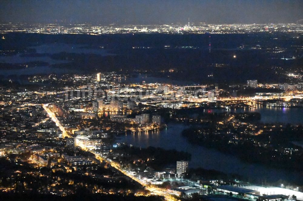 Nacht-Luftaufnahme Potsdam - Nachtluftbild Stadtansicht des Innenstadtbereiches entlang der Zeppelinstraße und der Uferbereiche der Havel im Ortsteil Westliche Vorstadt in Potsdam im Bundesland Brandenburg