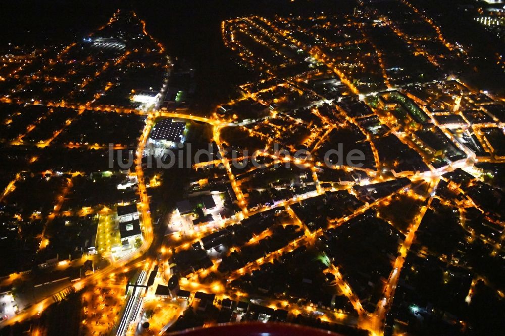 Fürstenwalde/Spree bei Nacht aus der Vogelperspektive: Nachtluftbild Stadtansicht des Innenstadtbereiches in Fürstenwalde/Spree im Bundesland Brandenburg, Deutschland