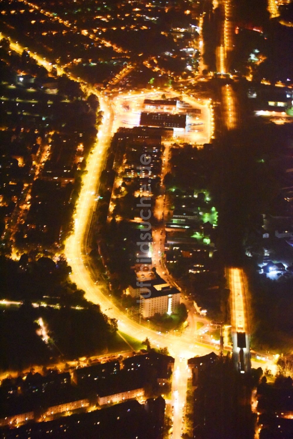 Rostock bei Nacht von oben - Nachtluftbild Stadtansicht des Innenstadtbereiches Holbeinplatz in Rostock im Bundesland Mecklenburg-Vorpommern, Deutschland