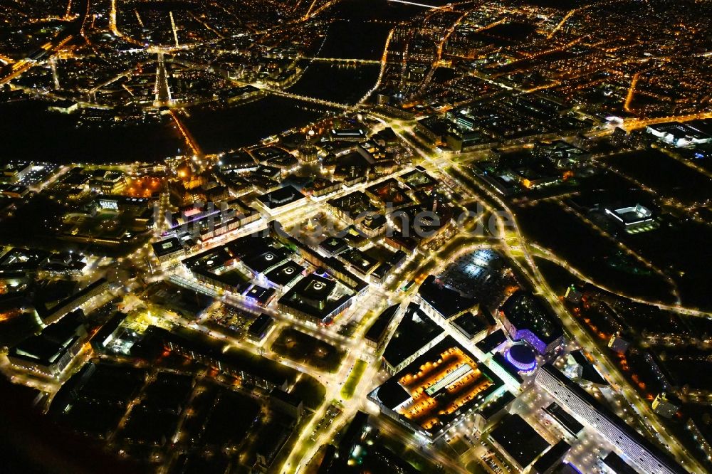 Dresden bei Nacht von oben - Nachtluftbild Stadtansicht des Innenstadtbereiches Prager Straße - Dr-Külz-Ring im Ortsteil Altstadt in Dresden im Bundesland Sachsen, Deutschland