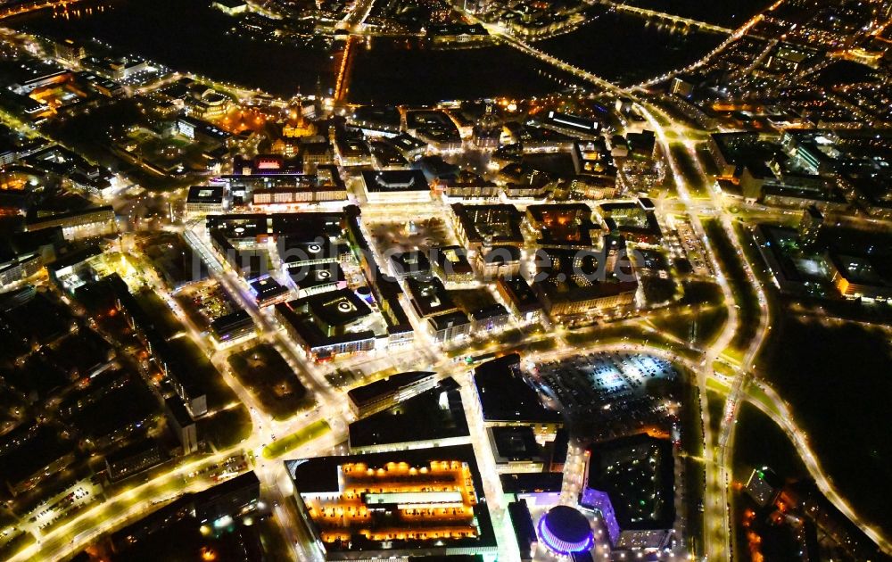 Dresden bei Nacht aus der Vogelperspektive: Nachtluftbild Stadtansicht des Innenstadtbereiches Prager Straße - Dr-Külz-Ring im Ortsteil Altstadt in Dresden im Bundesland Sachsen, Deutschland