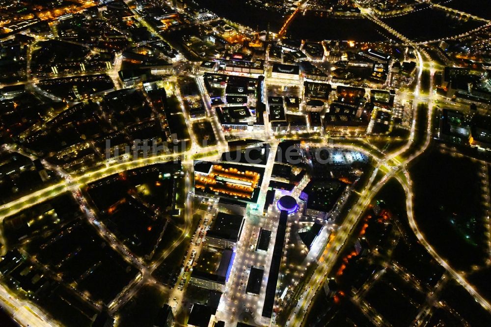 Dresden bei Nacht von oben - Nachtluftbild Stadtansicht des Innenstadtbereiches Prager Straße - Dr-Külz-Ring im Ortsteil Altstadt in Dresden im Bundesland Sachsen, Deutschland