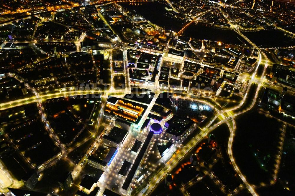 Dresden bei Nacht aus der Vogelperspektive: Nachtluftbild Stadtansicht des Innenstadtbereiches Prager Straße - Dr-Külz-Ring im Ortsteil Altstadt in Dresden im Bundesland Sachsen, Deutschland