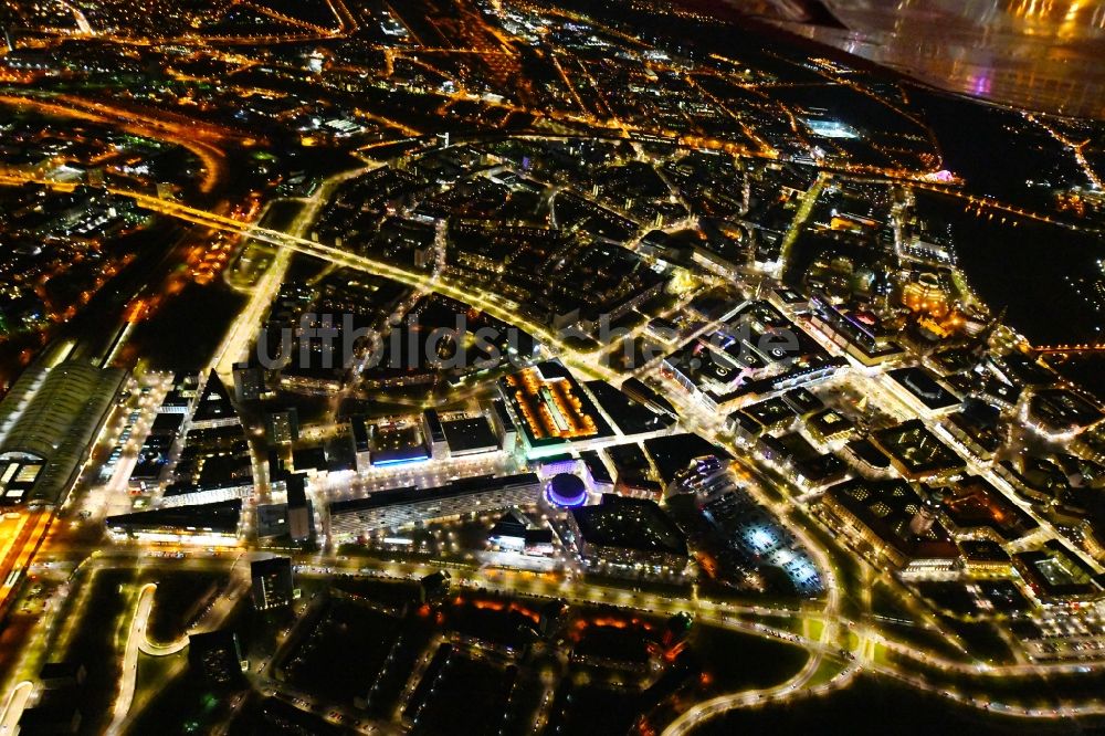 Nacht-Luftaufnahme Dresden - Nachtluftbild Stadtansicht des Innenstadtbereiches Prager Straße - Dr-Külz-Ring im Ortsteil Altstadt in Dresden im Bundesland Sachsen, Deutschland