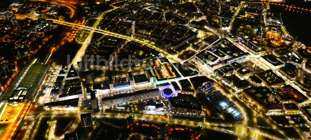 Dresden bei Nacht von oben - Nachtluftbild Stadtansicht des Innenstadtbereiches Prager Straße - Dr-Külz-Ring im Ortsteil Altstadt in Dresden im Bundesland Sachsen, Deutschland