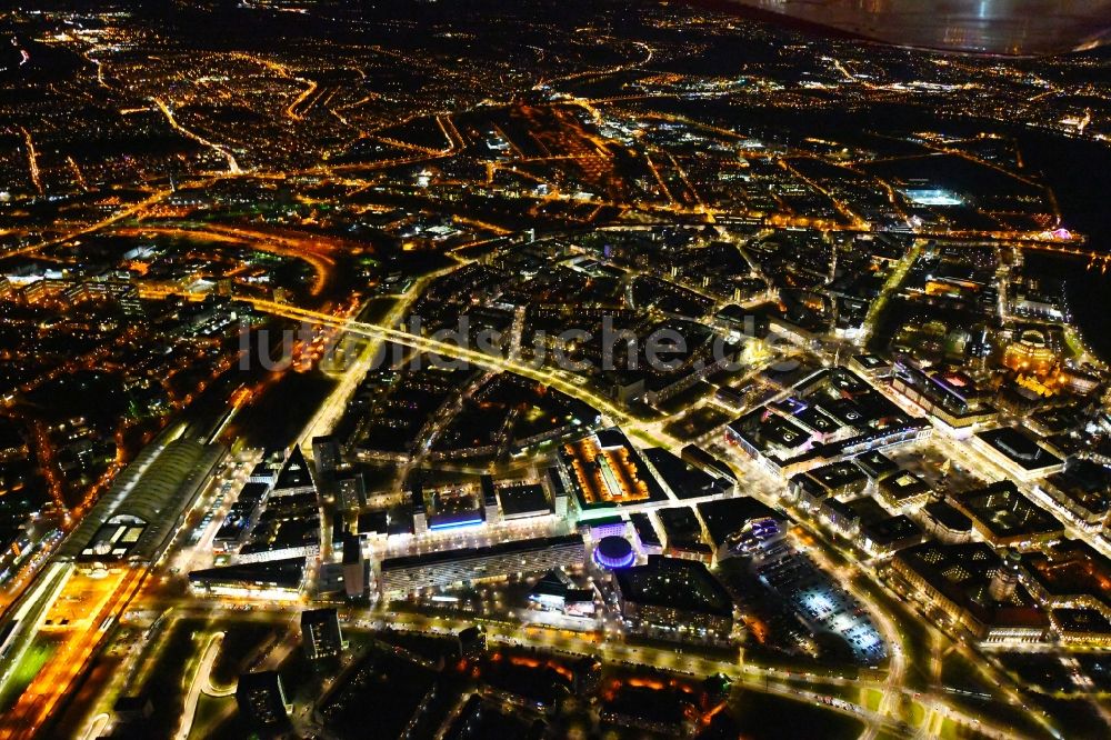 Dresden bei Nacht aus der Vogelperspektive: Nachtluftbild Stadtansicht des Innenstadtbereiches Prager Straße - Dr-Külz-Ring im Ortsteil Altstadt in Dresden im Bundesland Sachsen, Deutschland