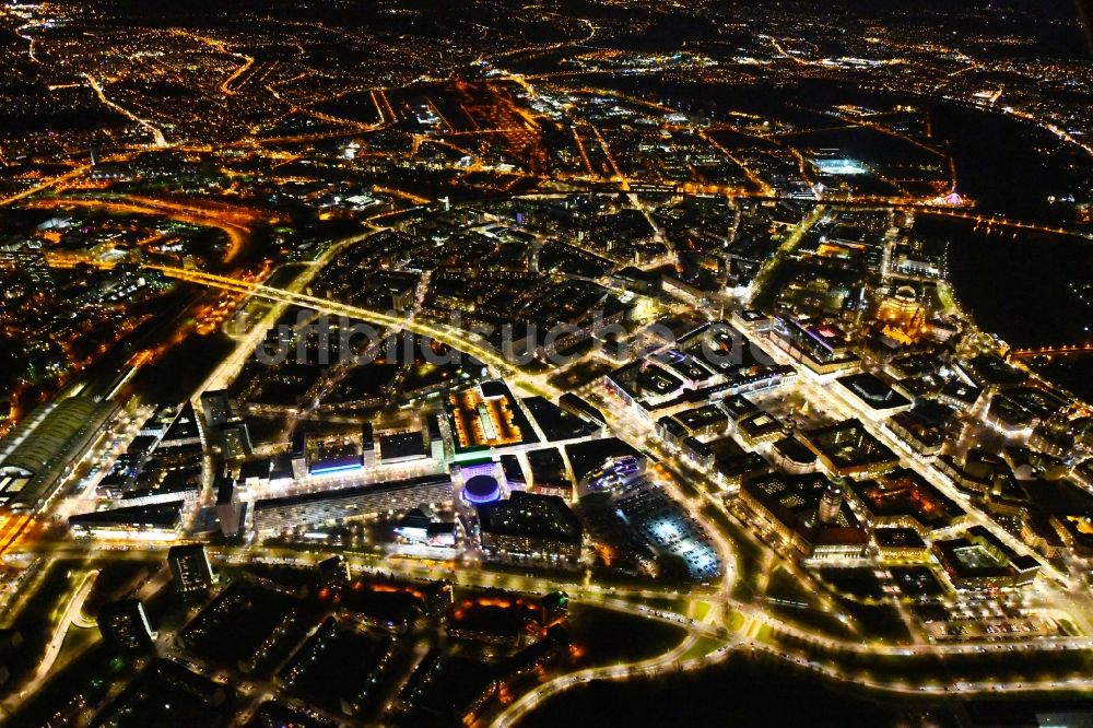 Nachtluftbild Dresden - Nachtluftbild Stadtansicht des Innenstadtbereiches Prager Straße - Dr-Külz-Ring im Ortsteil Altstadt in Dresden im Bundesland Sachsen, Deutschland