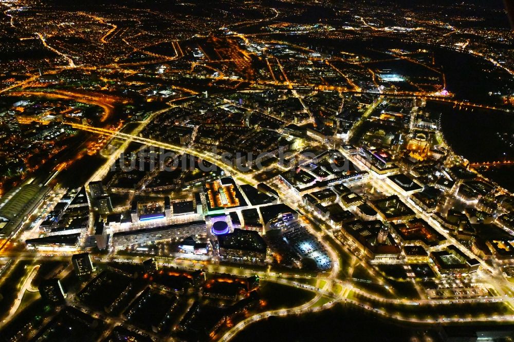 Nacht-Luftaufnahme Dresden - Nachtluftbild Stadtansicht des Innenstadtbereiches Prager Straße - Dr-Külz-Ring im Ortsteil Altstadt in Dresden im Bundesland Sachsen, Deutschland