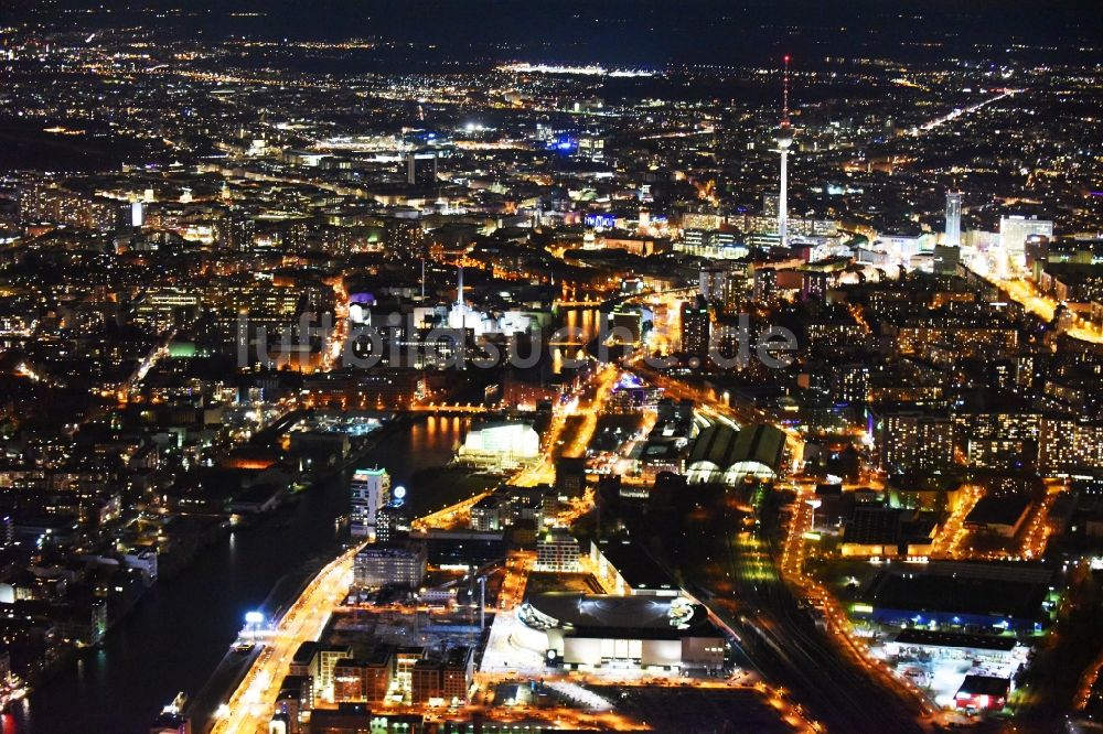 Nachtluftbild Berlin - Nachtluftbild Stadtansicht des Innenstadtbereiches rund um den Fernsehturm in Berlin