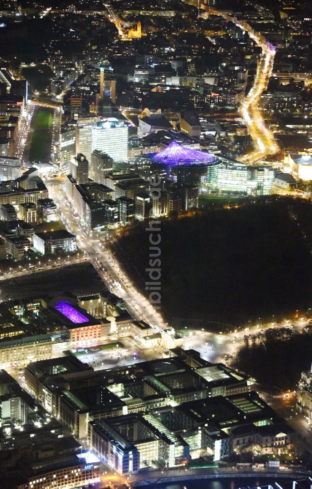 Nachtluftbild Berlin - Nachtluftbild Stadtansicht des Innenstadtbereiches rund um den Potsdamer Platz in Berlin