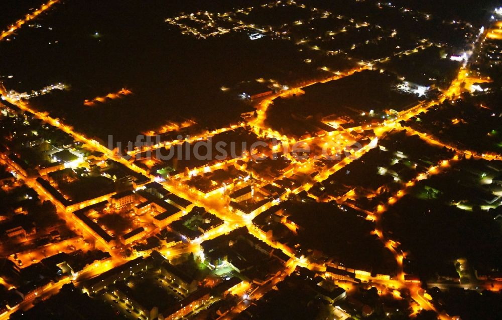 Seelow bei Nacht aus der Vogelperspektive: Nachtluftbild Stadtansicht des Innenstadtbereiches in Seelow im Bundesland Brandenburg, Deutschland