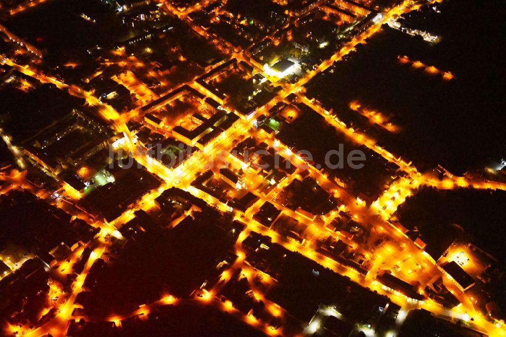 Seelow bei Nacht von oben - Nachtluftbild Stadtansicht des Innenstadtbereiches in Seelow im Bundesland Brandenburg, Deutschland