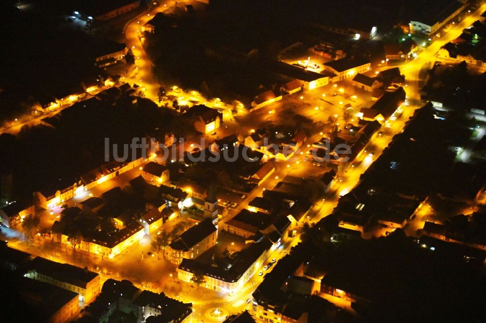 Seelow bei Nacht von oben - Nachtluftbild Stadtansicht des Innenstadtbereiches in Seelow im Bundesland Brandenburg, Deutschland