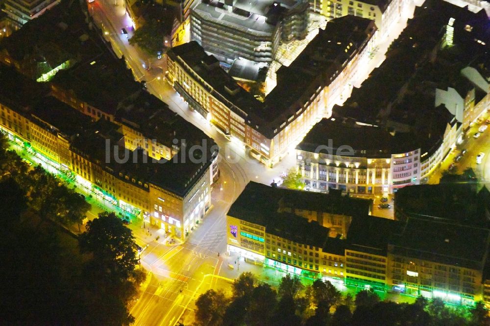 Bremen bei Nacht aus der Vogelperspektive: Nachtluftbild Stadtansicht des Innenstadtbereiches Sögestraße - Am Wall - Herdentor im Ortsteil Mitte in Bremen, Deutschland