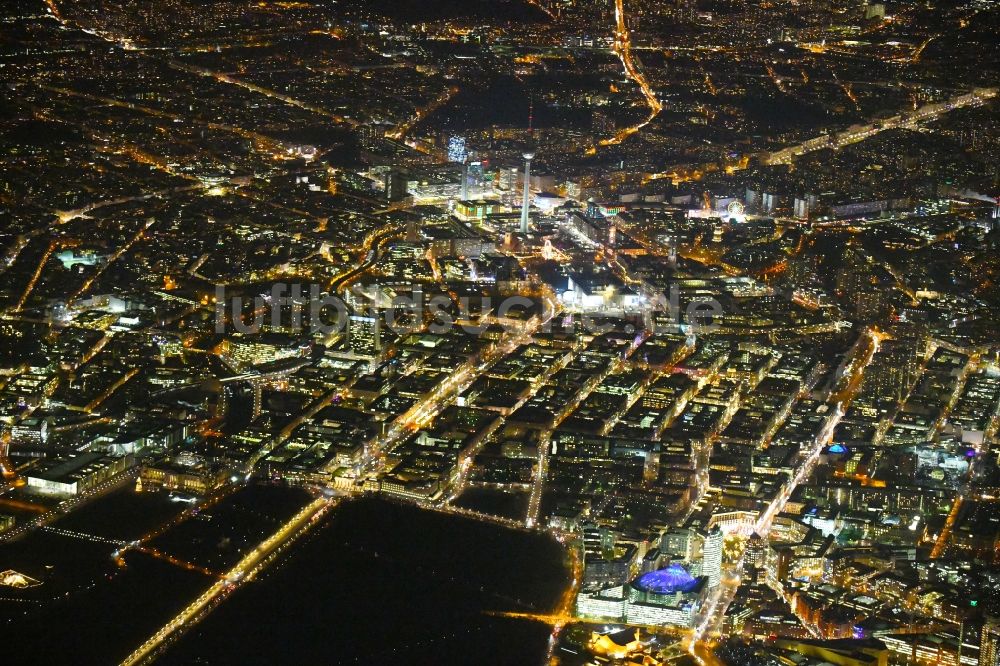 Berlin bei Nacht von oben - Nachtluftbild Stadtansicht des Innenstadtbereiches Straße des 17.Juni im Tiergarten - Brandenburger Tor - Unter den Linden im Ortsteil Mitte in Berlin, Deutschland