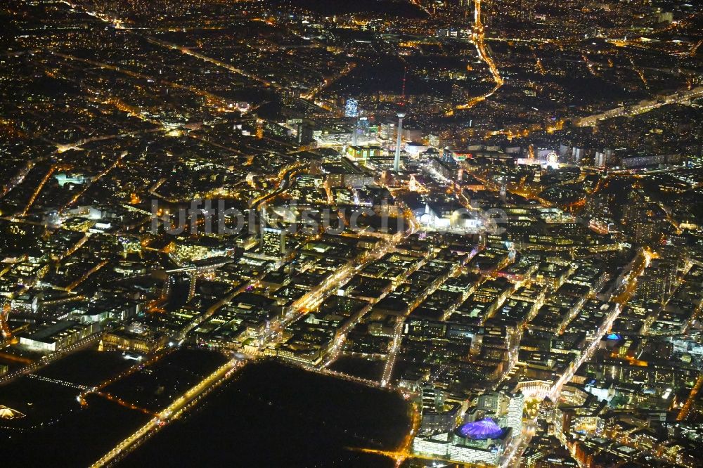 Berlin bei Nacht aus der Vogelperspektive: Nachtluftbild Stadtansicht des Innenstadtbereiches Straße des 17.Juni im Tiergarten - Brandenburger Tor - Unter den Linden im Ortsteil Mitte in Berlin, Deutschland