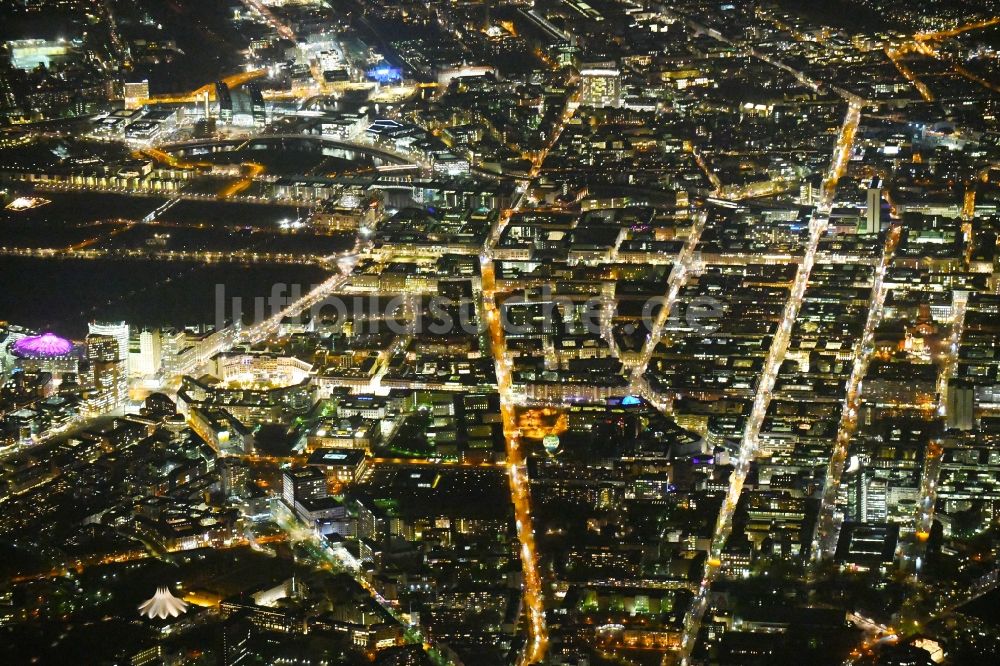 Nachtluftbild Berlin - Nachtluftbild Stadtansicht des Innenstadtbereiches Stresemannstraße - Wilhelmstraße - Leipziger Straße - Friedrichstraße im Ortsteil Mitte in Berlin, Deutschland