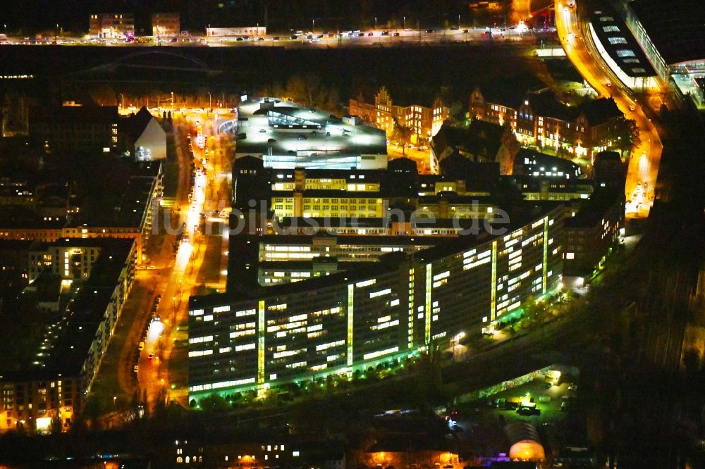 Berlin bei Nacht aus der Vogelperspektive: Nachtluftbild Stadtansicht des Innenstadtbereiches Victoriastadt entlang der Schreiberhauer Straße in Berlin, Deutschland