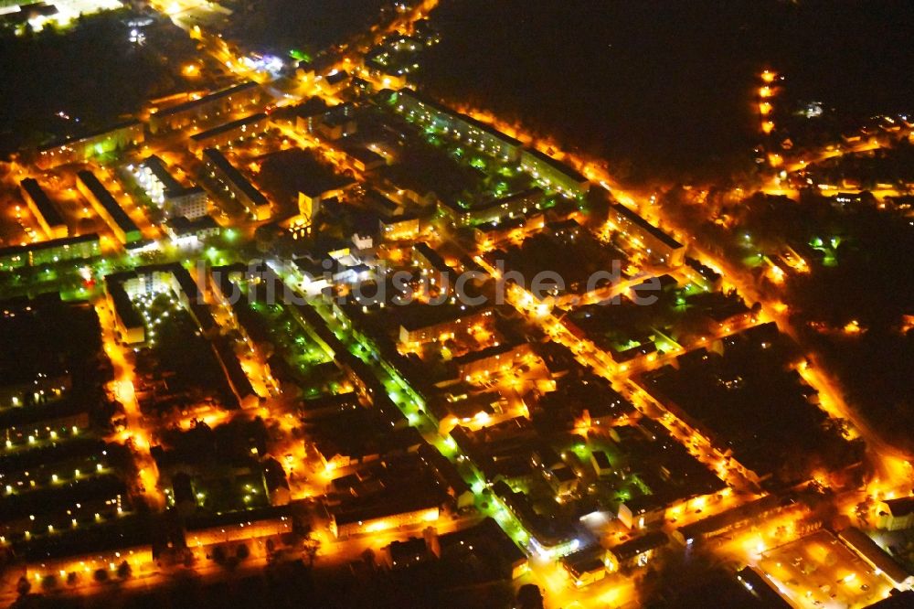 Wriezen bei Nacht von oben - Nachtluftbild Stadtansicht des Innenstadtbereiches in Wriezen im Bundesland Brandenburg, Deutschland