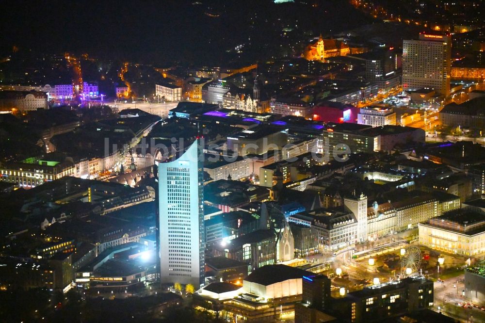 Leipzig bei Nacht von oben - Nachtluftbild Stadtansicht des Innenstadtbereiches zwischen Hochhaus- Gebäude City-Hochhaus, Augustusplatz und Oper in Leipzig im Bundesland Sachsen, Deutschland