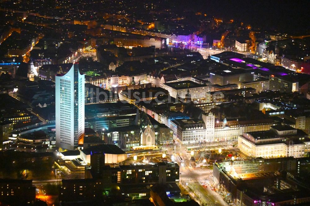 Leipzig bei Nacht aus der Vogelperspektive: Nachtluftbild Stadtansicht des Innenstadtbereiches zwischen Hochhaus- Gebäude City-Hochhaus, Augustusplatz und Oper in Leipzig im Bundesland Sachsen, Deutschland