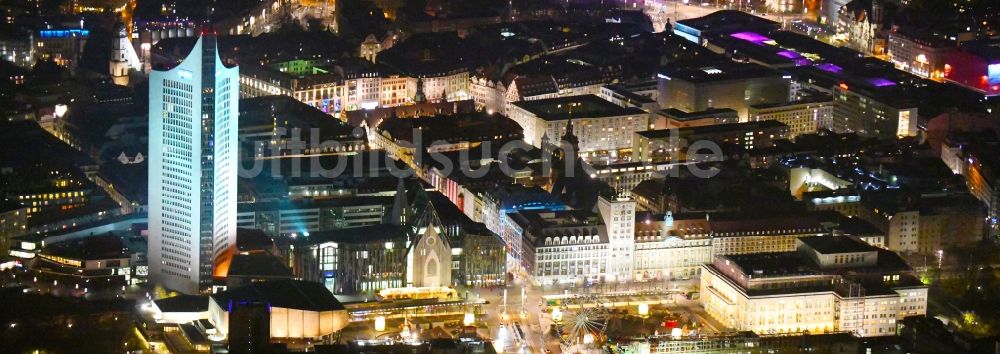 Nachtluftbild Leipzig - Nachtluftbild Stadtansicht des Innenstadtbereiches zwischen Hochhaus- Gebäude City-Hochhaus, Augustusplatz und Oper in Leipzig im Bundesland Sachsen, Deutschland