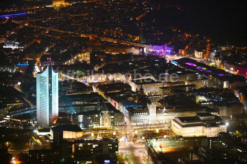 Nacht-Luftaufnahme Leipzig - Nachtluftbild Stadtansicht des Innenstadtbereiches zwischen Hochhaus- Gebäude City-Hochhaus, Augustusplatz und Oper in Leipzig im Bundesland Sachsen, Deutschland