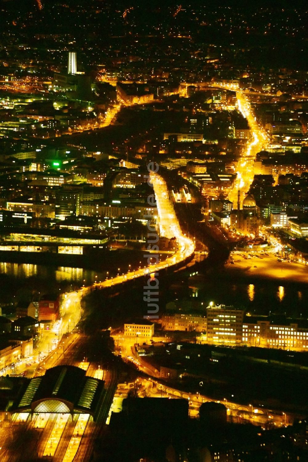 Dresden bei Nacht von oben - Nachtluftbild Stadtansicht im Stadtgebiet der Wilsdruffer Vorstadt in Dresden im Bundesland Sachsen, Deutschland