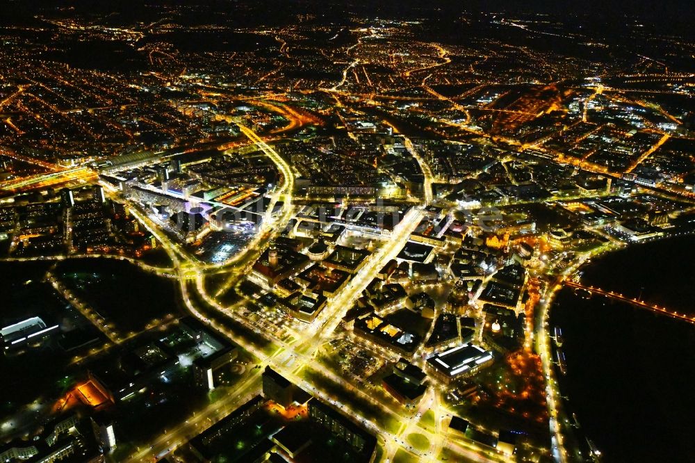 Nachtluftbild Dresden - Nachtluftbild Stadtansicht am Ufer des Flußverlaufes der Elbe im Ortsteil Altstadt in Dresden im Bundesland Sachsen, Deutschland